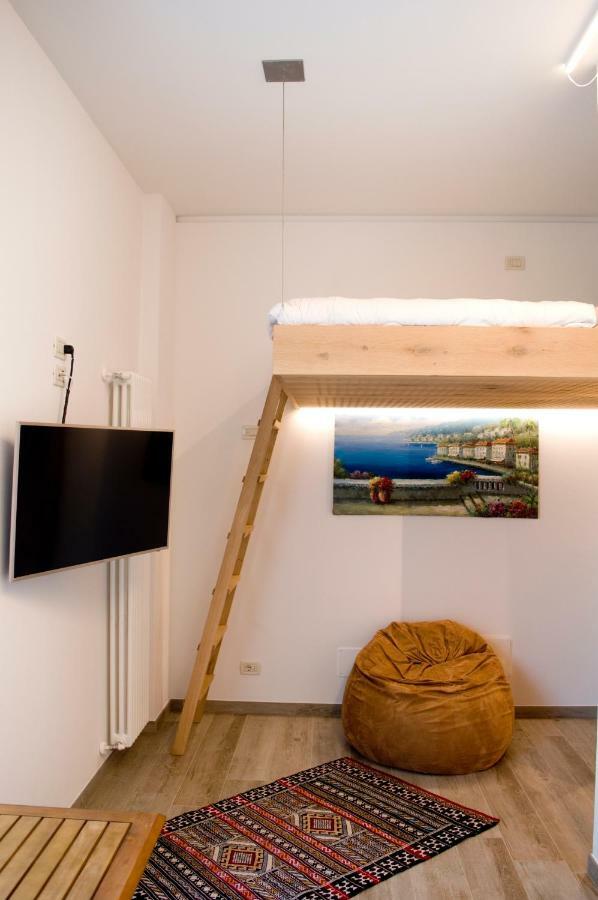Front Lake Studio With Loft Bed And Pool Бардоліно Екстер'єр фото